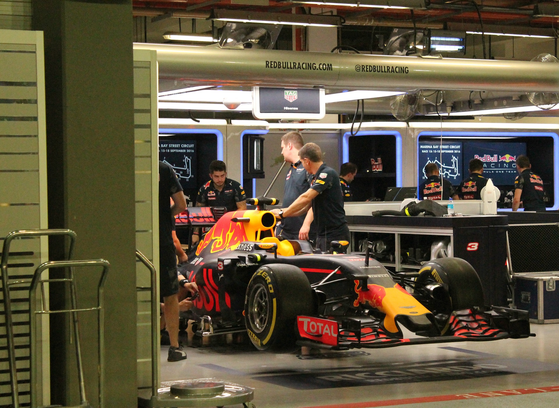 red bull in pitstop